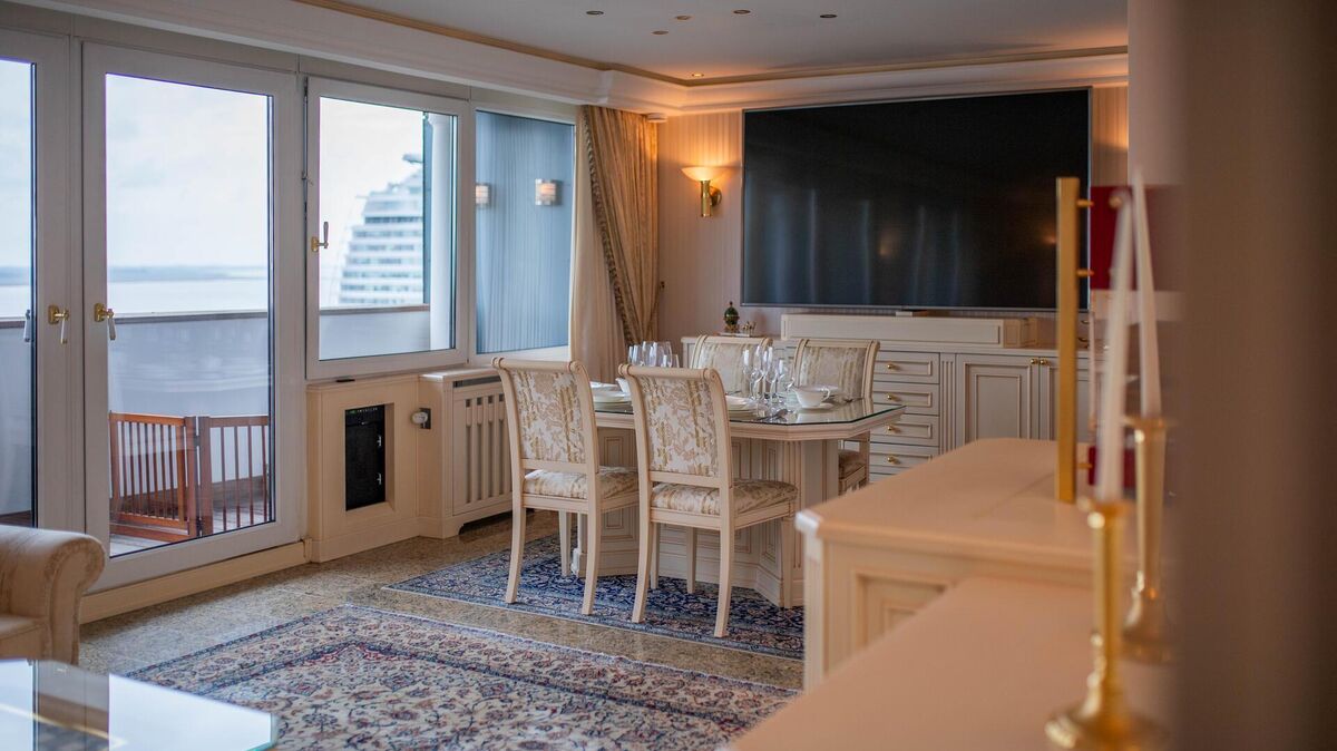 Blick in die Musterwohnung im klassischen Stil. Wer will, bekommt passendes Porzellangeschirr dazu. Foto: Arnd Hartmann