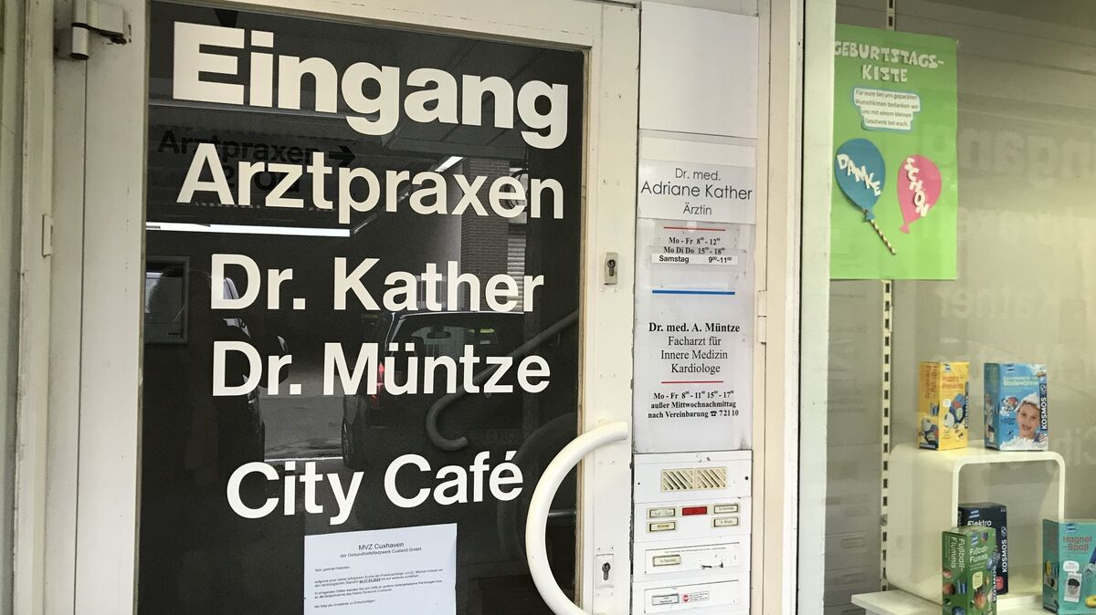 Noch steht der Name des weit über die Cuxhavener Stadtgrenzen bekannten Kardiologen Dr. Müntze an der Tür in der Fleischhut-Passage - der Zettel darunter informiert über die Praxisschließung zum 21. März. Foto: Reese-Winne