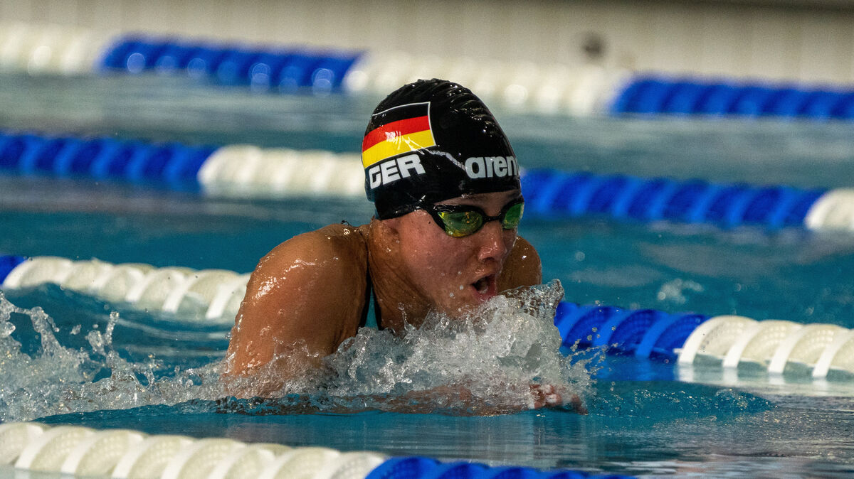 Die Cuxhavener Ausnahmeschwimmerin Yosefina Deneff war in der Vergangenheit schon Dauergast bei großen Meisterschaften. Auch in diesem Jahr will sie den Sprung zu den Deutschen Jahrgangsmeisterschaften in Berlin schaffen - erstmals mit ihrem neuen Verein. Foto: Patrick Wallbaum