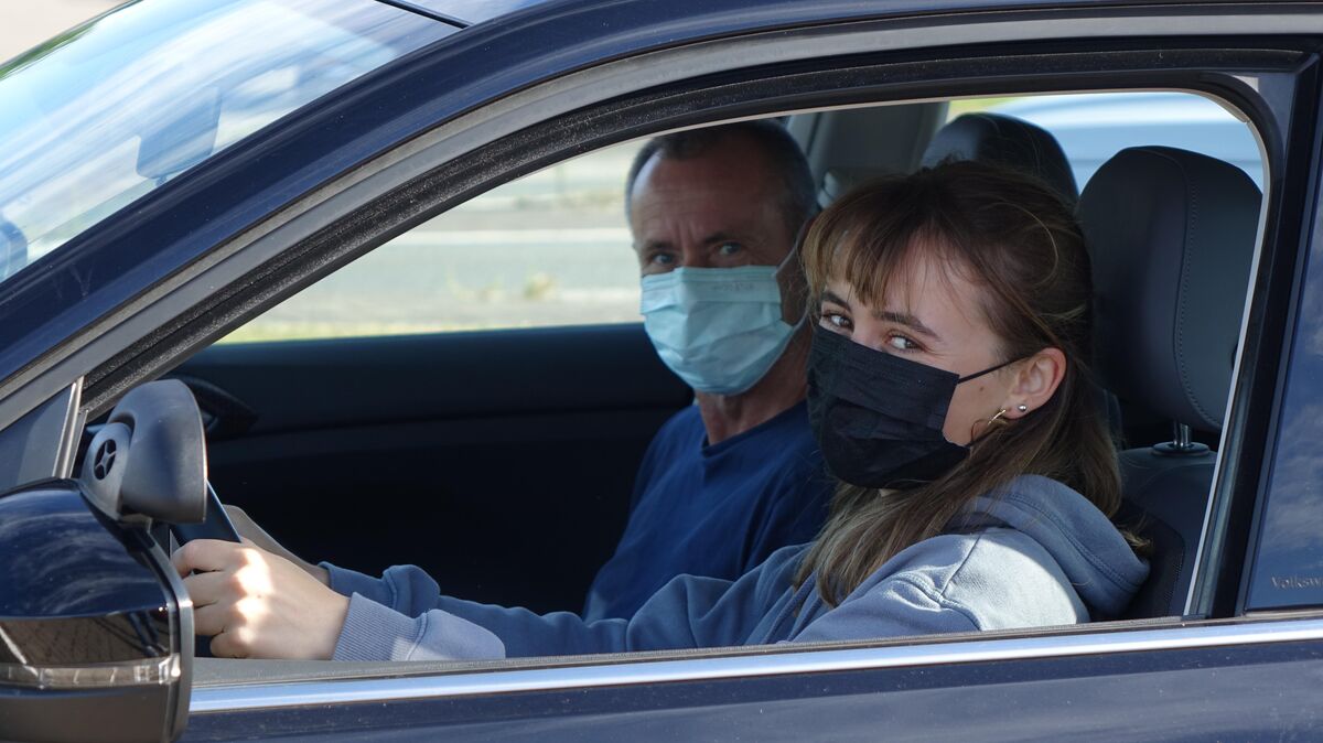 Praktikatin Ilka Gartner macht noch einmal den Praxistest: Wie viel weiß sie noch aus der Fahrprüfung? Und würde sie den Test nochmal bestehen? Foto: Fischer