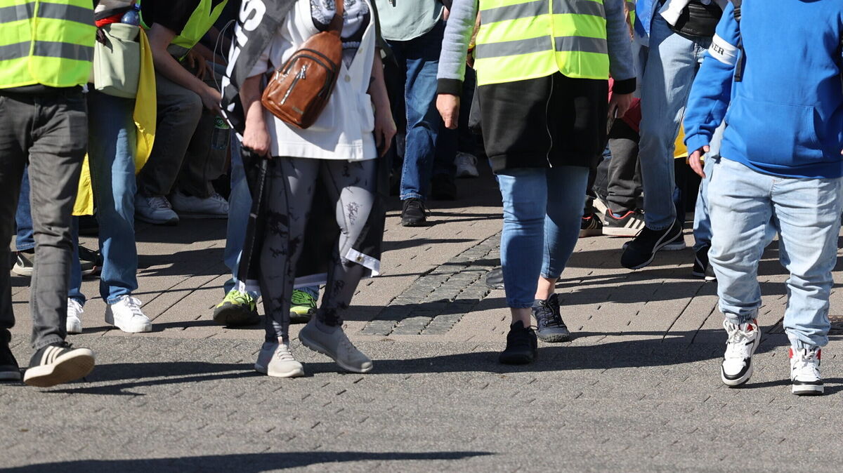 Bei zwei Demonstrationen in Cuxhaven sind nach Polizeiangaben insgesamt mehr als 1500 Menschen auf die Straße gegangen. Foto: Lütt