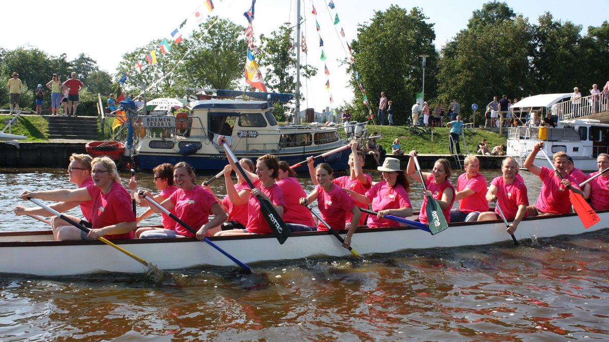Wie hier beim Seefest im vergangenen Jahr ist viel Spaß garantiert, wenn alle gemeinsam in einem Boot sitzen. Für den Drachenboot-Cup am 17. August sind noch Startplätze zu haben. Foto: Scheiter