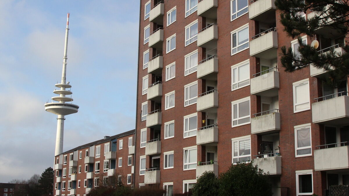 Die Mieterinnen und Mieter im Hochhaus im John-Brinckman-Weg 5 (rechts im Bild) sind gebeten worden, am Freitag und Sonnabend ihre Türen zu öffnen, damit 360-Grad-Aufnahmen gemacht werden können - aber sie müssen nicht alles zulassen. Foto: Reese-Winne