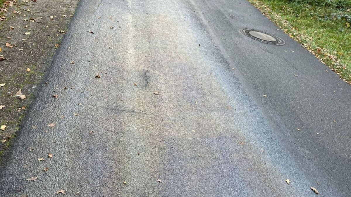 Eine etwa 200 Meter lange gefährliche Ölspur erstreckte sich im Fasanenweg in Hechthausen über die gesamte Fahrbahnbreite. Foto: Lange