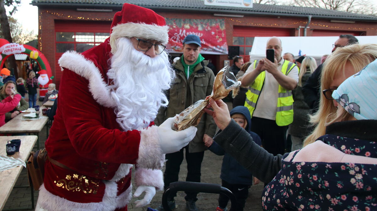 Der Namensgeber des Sahlenburger Nikolausmarktes lässt sich bereits in den frühen Nachmittagsstunden blicken – mit Süßigkeiten für die kleinen Besucher im Gepäck. Foto: Koppe