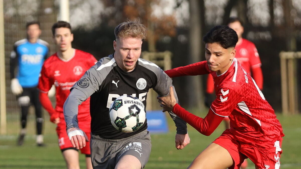 Der FC Cuxhaven und Rot-Weiss Cuxhaven kämpfen weiter um den Aufstieg in die Landesliga. Der FC um Mittelfeldspieler Stefan Cordts (l.) hat aktuell die besseren Karten. Der Vorsprung auf Rot-Weiss beträgt fünf Punkte. Foto: Unruh