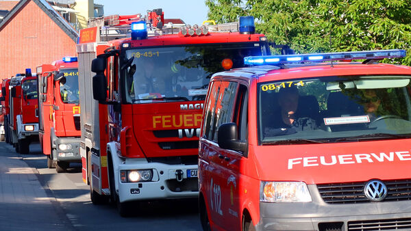 Große Kolonnenfahrt zum Einzug - Feuerwehrhaus Duhnen-Stickenbüttel eröffnet