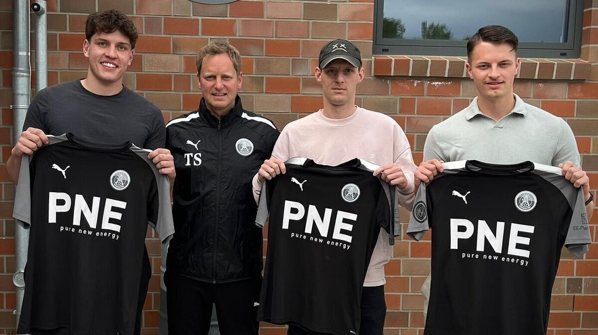 Cuxhavens Trainer Timo Szybora (2.v.l.) freut sich über gleich drei Neuzugänge vom Kreisligisten TSV Otterndorf. Till Ubber, Marcel Hahn und Lenny Trentsch laufen im nächsten Jahr in der Landesliga für den FC auf. Foto: FC Cuxhaven