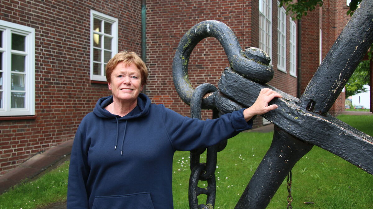 Anker und Abschied: Heidi Pineiro Gomez vor dem Anker am Rathausaltbau – 48 Jahre im Dienst der Stadt, jetzt endlich frei zum Ablegen. Foto: Potschka
