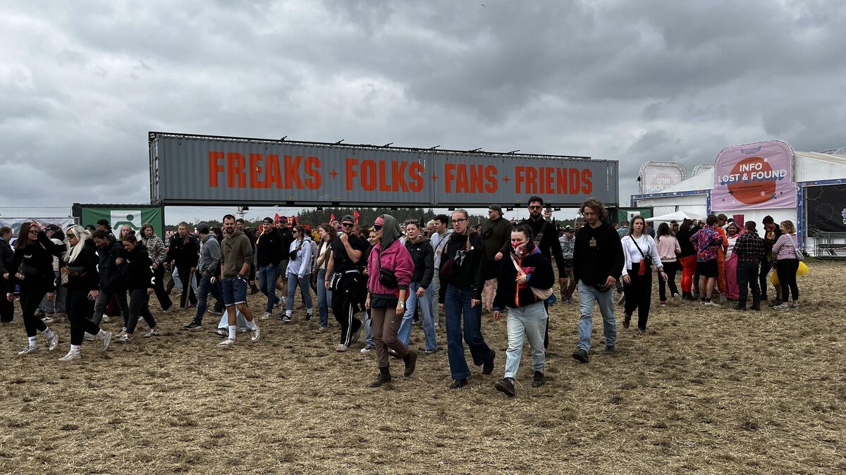 Deichbrand 2026: Die Fans strömen ins Infield. Foto: Overschmidt