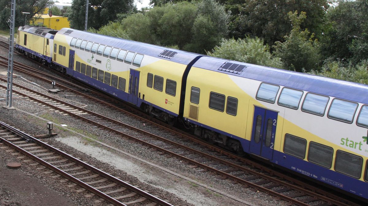 Schon in wenigen Jahren soll die Bahnstrecke zwischen Cuxhaven und Hamburg vollständig elektrifiziert sein. "Schneller, leiser und ökologisch sauber", so lautet das Ziel des Vorhabens, das derzeit geplant wird. Archivfoto: Reese-Winne