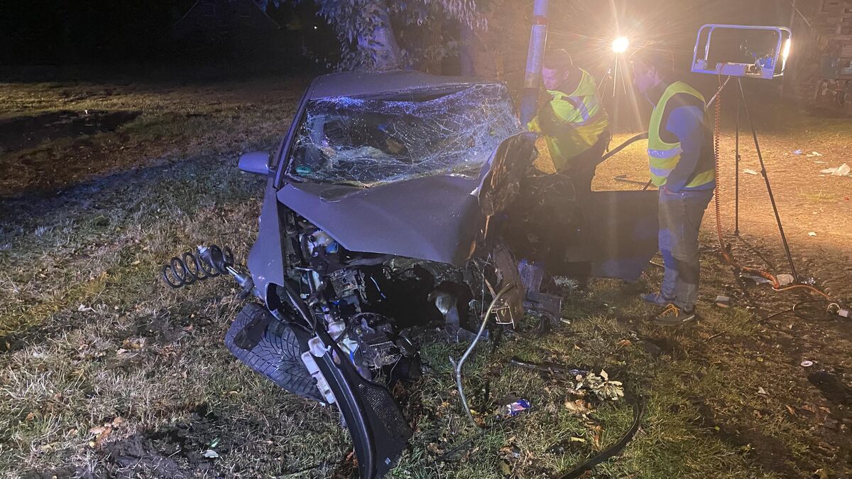 Einsatzkräfte bei der Unfallaufnahme. Foto: Polizei Stade