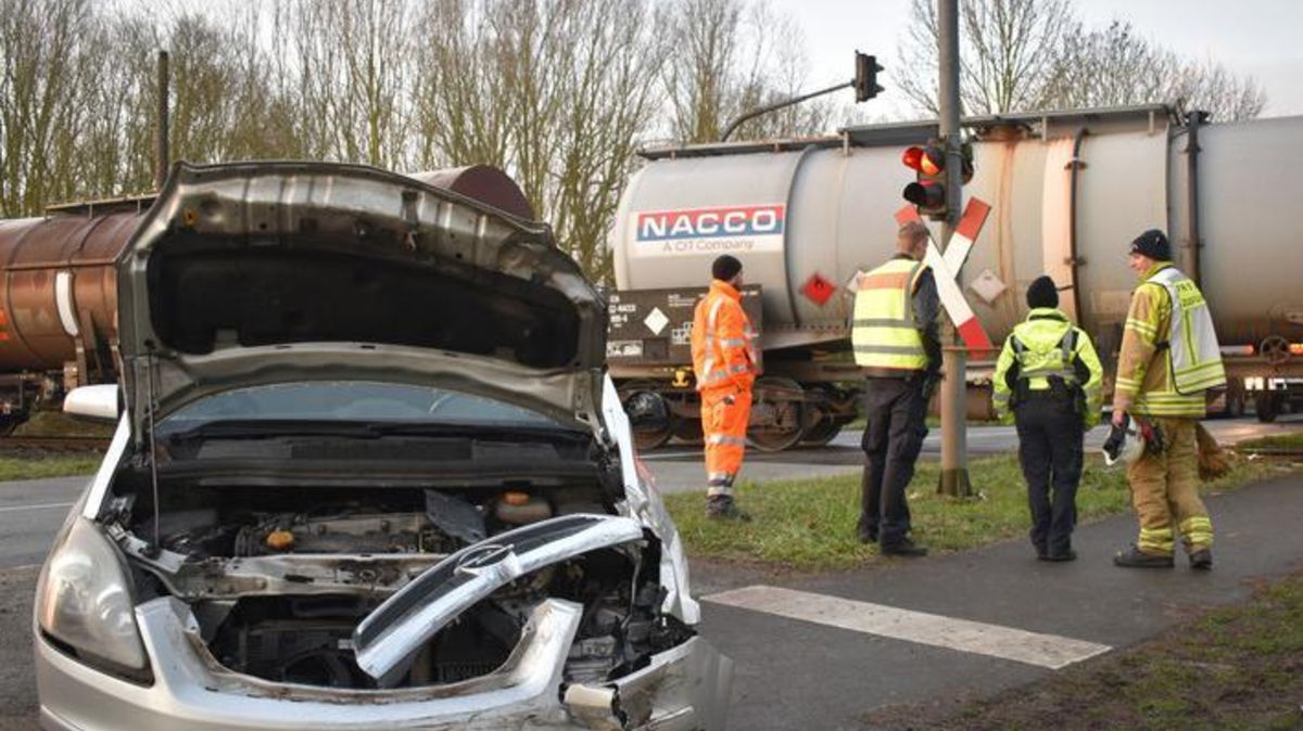 Der Pkw wurde bei der Kollision am Bahnübergang Elbstraße in Stade beschädigt und von der Diesellok zur Seite geschoben. Foto: Vasel