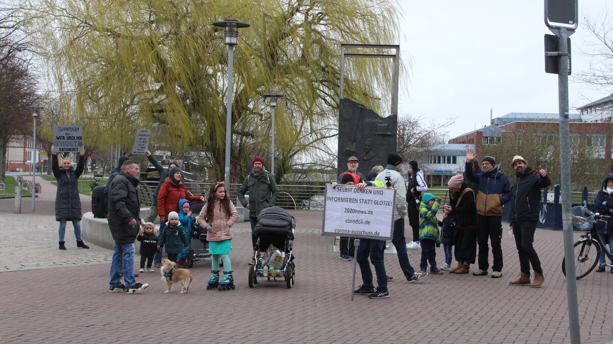 Die Stadt Cuxhaven rechnet damit, dass auch an diesem Sonntag wieder 150 Menschen gegen die Corona-Maßnahmen auf dem Kaemmererplatz demonstrieren werden. Ein Blick in die Telegram-Gruppen gibt Hinweise dazu, wer sich neben Impfskeptikern noch so auf dem Kaemmererplatz sammeln könnte. Foto: CNV-Archiv