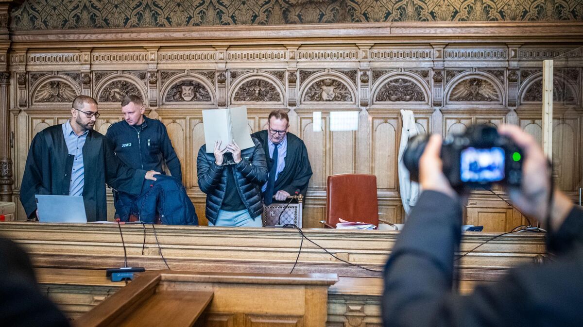 Prozessauftakt am Landgericht Bremen: Der Angeklagte Berkan S. (Mitte) bertritt mit seinem Verteidiger Manar Taleb (links außen) und dem Pflichtverteidiger Thomas Domanski (rechts) den Gerichtssaal. Foto: Arnd Hartmann