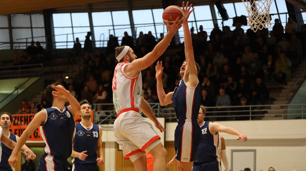 Jannes Koeppen konnte sich am Sonntag im Heimspiel der BasCats gegen Hamburg-West nur selten so in Szene setzen. Foto: Unruh
