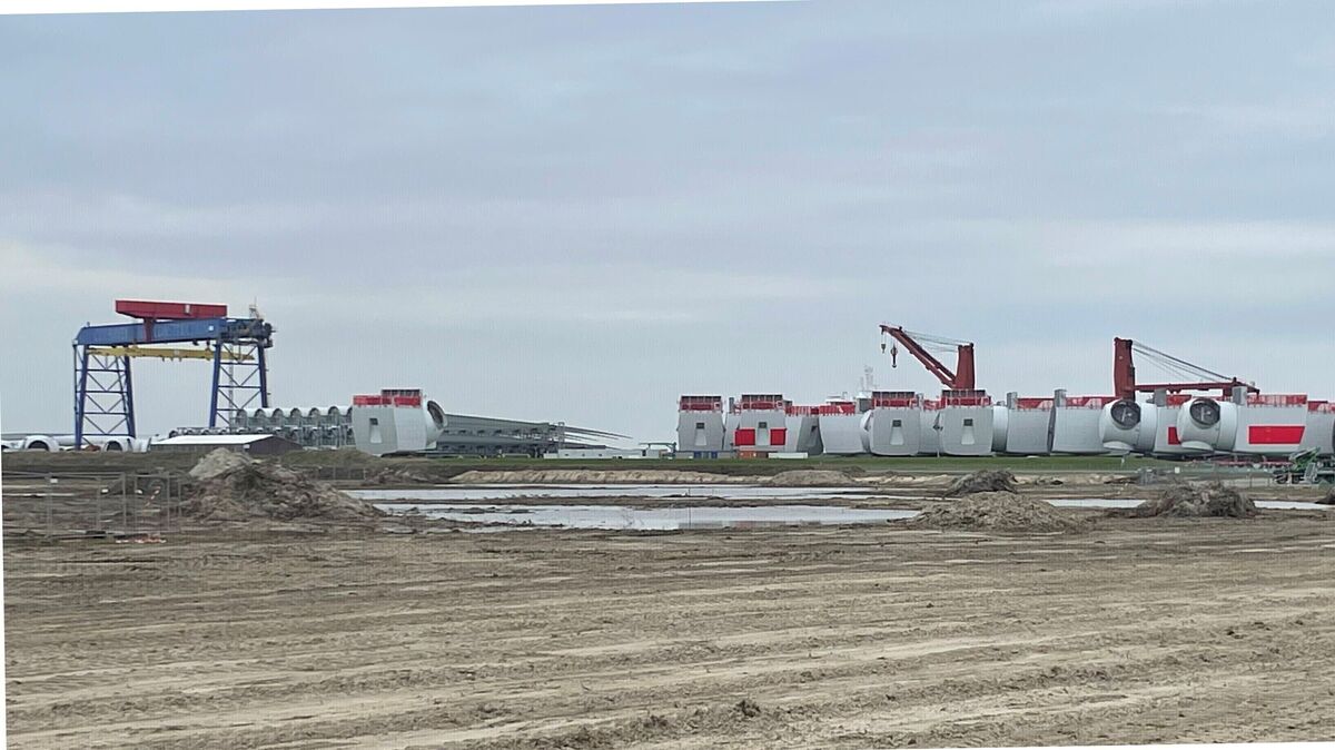 Maschinenhäuser für Offshore-Windkraftanlagen an der Cuxhavener Pier. Um die beim Thema Stromerzeugung auf See vereinbarten Ausbauziele erreichen zu können müsse man die Umschlagkapazitäten am Standort erhöhen. Darauf wiesen Politik und Wirtschaft vor Ort zuletzt  beinahe gebetsmühlenartig hin. Foto: Koppe