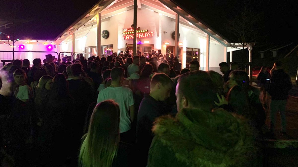 Ein Bild aus Zeiten vor Corona - als noch ausgelassen und ohne Abstand gefeiert wurde. Am Wochenende öffnete Janssens Tanzpalast in Lüdingworth erstmals nach anderthalb Jahren wieder. Doch ab diesem Wochenende wird die Disco schon wieder schließen. Foto: Heinsohn