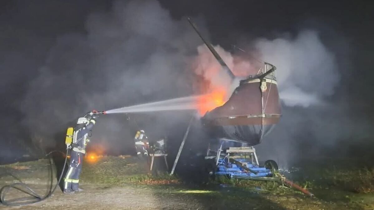 Beim Eintreffen der Einsatzkräfte stand das etwa zehn Meter lange Boot bereits in Vollbrand. Die Feuerwehrkräfte begannen unverzüglich mit den Löscharbeiten, ausgerüstet mit schwerem Atemschutz. Foto: Feuerwehr