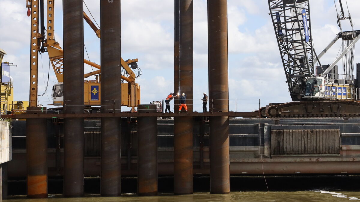Die ersten 35 Meter langen "Rammrohre" wurden gesetzt. Insgesamt werden für den Bau der Liegeplätze 5 bis 7 in Cuxhaven rund 400 dieser Rohre verbaut. Foto: Larschow