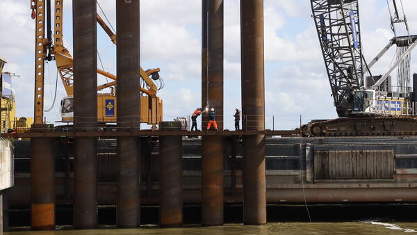 Unmut über Baustellenlärm: Deshalb ist Sonntagsarbeit im Cuxhavener Hafen erlaubt