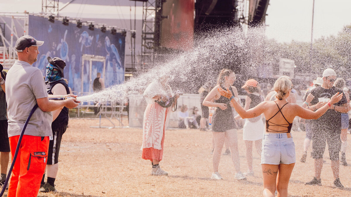 Brütende Hitze im vergangenen Jahr auf dem Deichbrand-Infield: Die Festivalbesucher freuten sich über die erfrischende Abkühlung aus dem Schlauch der Johanniter. Auch in diesem Jahr verspricht das Hauptwochenende sommerliche Temperaturen. Foto: Keck