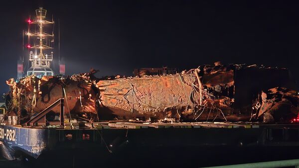 U-Boot-Bergung in der Nacht: Das Wrack aus dem Ersten Weltkrieg ist jetzt in Cuxhaven