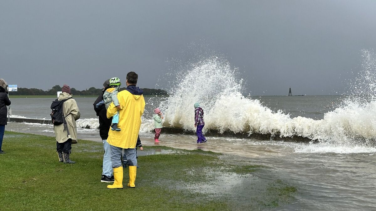 Nass von oben und von unten: Sturmflut in der Cuxhavener Grimmershörnbucht.  Fotos: Reese-Winne