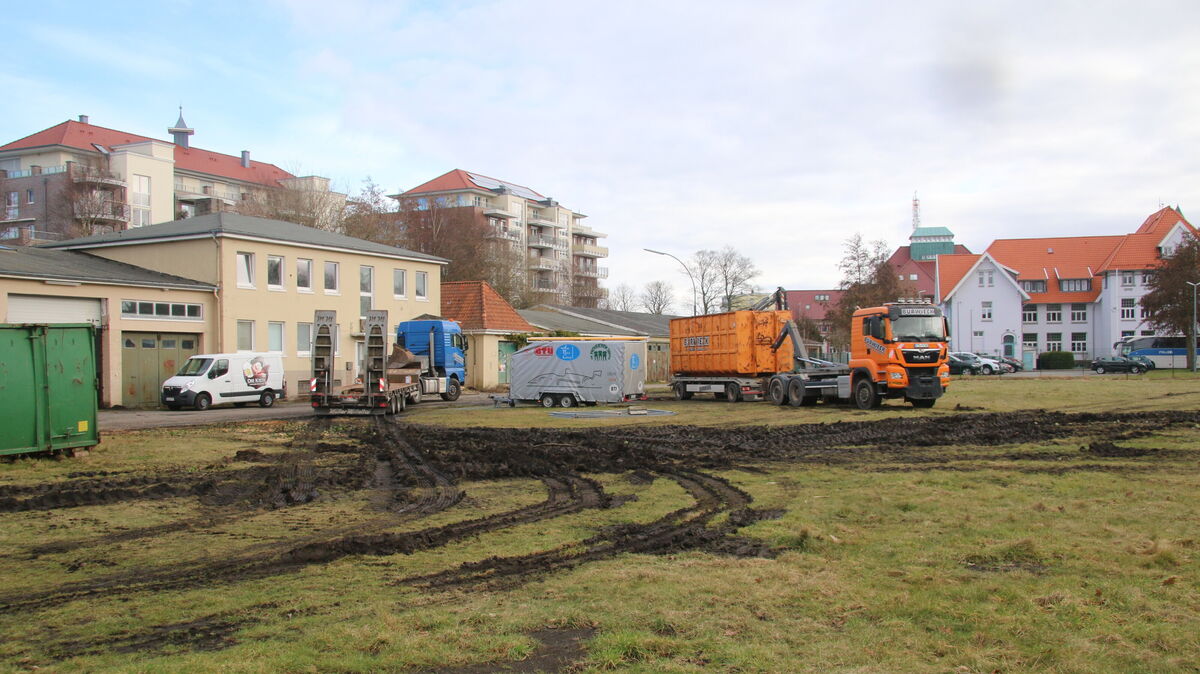 Das ehemalige Kasernengelände am Seedeich bei der Grimmershörnbucht: aufgeweichte Böden, brachliegende Flächen. Bald soll dort eine neue Zukunft als Wohnquartier realisiert werden. Foto: Potschka