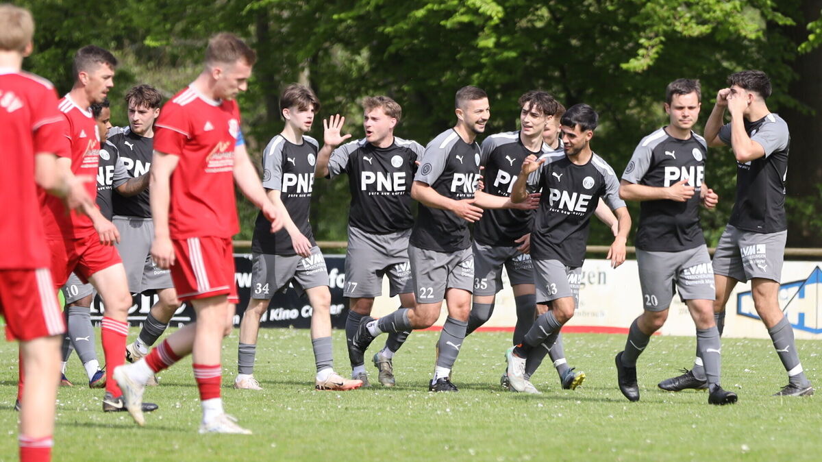 Auch am Sonnabend gab es Grund zum Jubeln beim FC Cuxhaven: Der Bezirksliga-Spitzenreiter feierte den siebten Sieg in Serie und braucht aus den verbleibenden drei Partien nur noch einen Sieg, um den Aufstieg in die Landesliga zu feiern. Foto: Unruh
