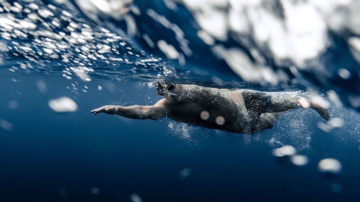Extremsportler André Wiersig wird am 6. Juni Helgoland umschwimmen. Anlass ist das 200-jährige Jubiläum Seebad Helgoland. Foto: Jan Hendrik Eming