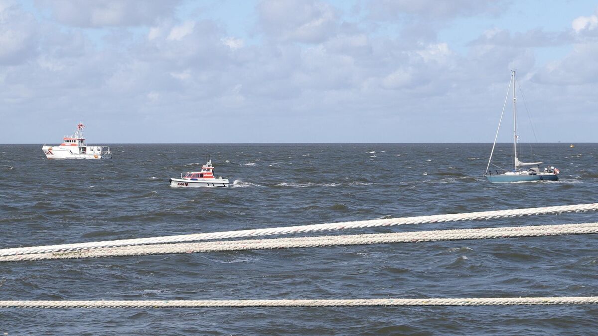 Seenotretter der „Anneliese Kramer“ leisten technische Hilfe auf der Elbe: Ein manövrierunfähiges Segelboot wird sicher nach Cuxhaven begleitet. Foto: Larschow