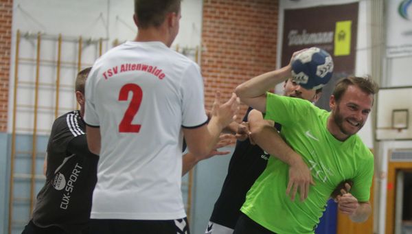 In die Mangel genommen: CN/NEZ-Sportreporter beim Handball in Altenwalde