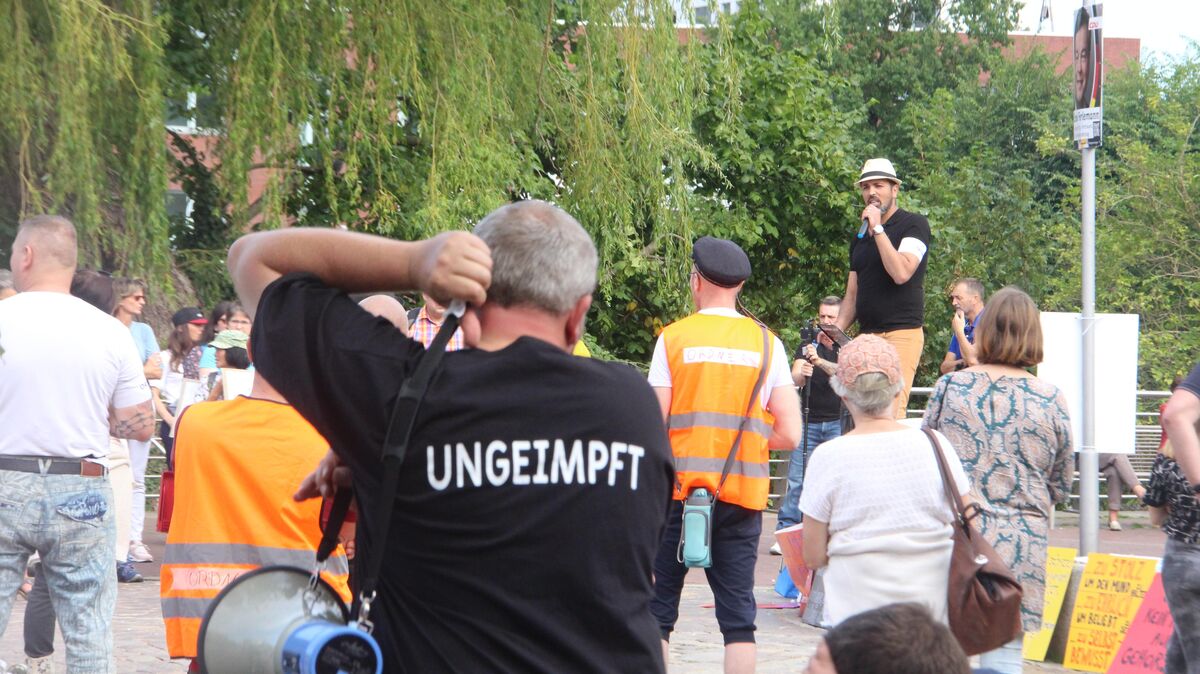 Cuxhavener "Sonntagsspaziergänger" auf dem Kaemmererplatz: Zum Leidwesen zahlreicher Bürgerinnen und Bürger kamen in der Grimmershörnbucht ebenfalls Lautsprecher als "Mittel der Meinungsäußerung" zum Einsatz. Foto: Kramp