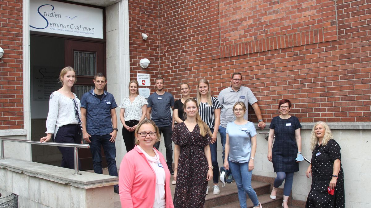 Diese Anwärterinnen und Anwärter werden im neuen Halbjahr lokale Grund-, Haupt- und Realschulen unterstützen. Rechts im Bild Seminarrektorin Petra von Grabe und neben ihr Konrektorin Bettina Zeeb. Foto: Reese-Winne