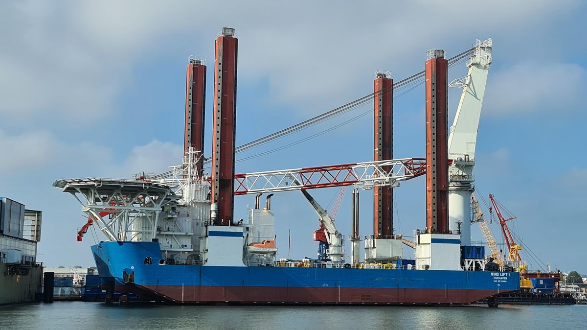 Das Offshore-Errichterschiff "Windlift 1" zieht die Blicke in Cuxhaven auf sich und erweitert das Hafenpanorama. Foto: red