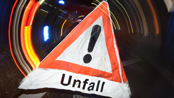 Unfall auf B73 bei Altenbruch: Zwei verletzte Personen