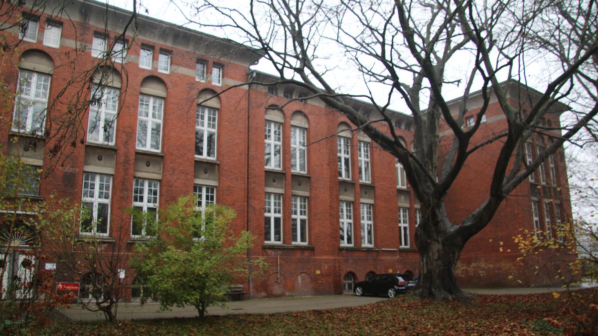 Von einer schönen Landschaft mit altem Baumbestand umgeben liegt das Gebäudeensemble, in dem einst das Marine-Lazarett an der Altenwalder Chaussee beheimatet war. Im zweiten Hauptgebäude (Bild) haben viele Kreative ihre Ateliers angemietet. Foto: Potschka