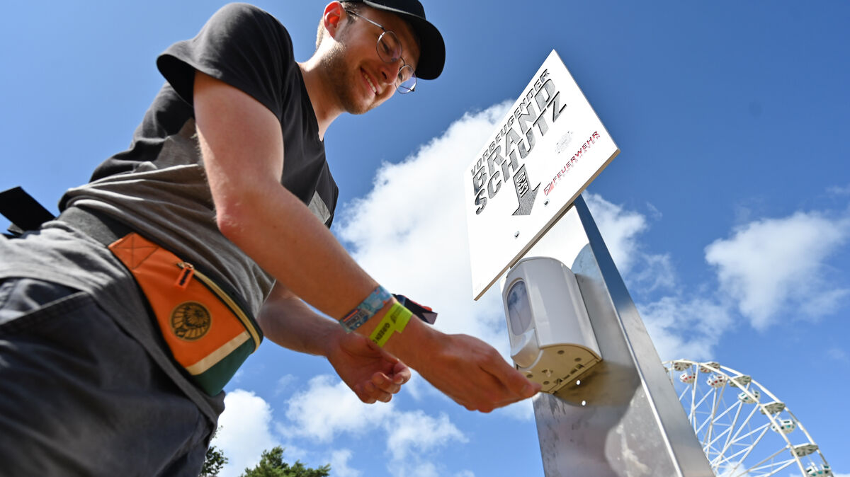 Ein Besucher nimmt das neu geschaffene Angebot von kostenloser Sonnencreme beim Deichbrand-Festival an. Am Wochenende dürften vor allem die Regenjacken und -capes benutzt werden, um sich vor dem Wetter zu schützen. Symbolfoto: Lars Penning/dpa