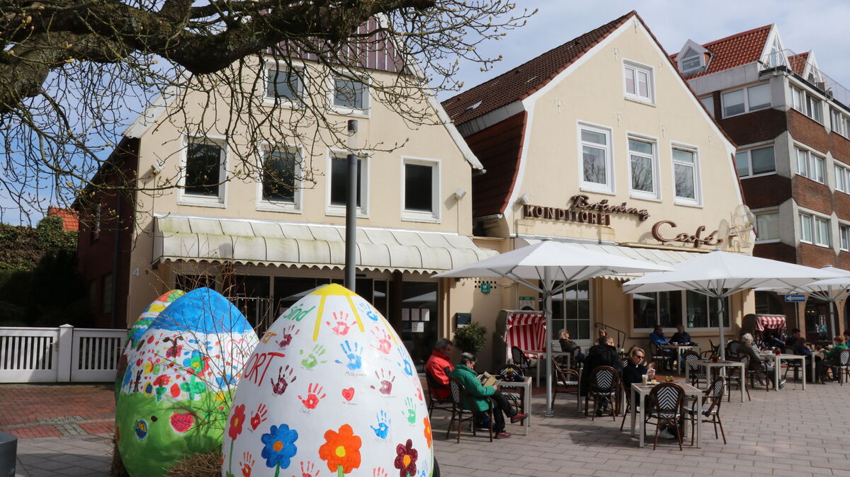 Das Café Brüning am Otterndorfer Kirchplatz erstrahlt in österlicher Pracht. Nichts deutet darauf hin, dass das Traditionshaus in eine wirtschaftliche Schieflage geraten ist. Foto: Mangels