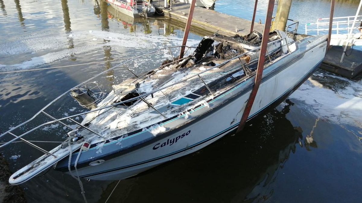 Nachdem eine brennende Motoryacht den Großeinsatz der Feuerwehren Altenbruch und Cuxhaven auf den Plan rief, ist der Grund für den Brand jetzt bekannt. Foto: Polizei Cuxhaven