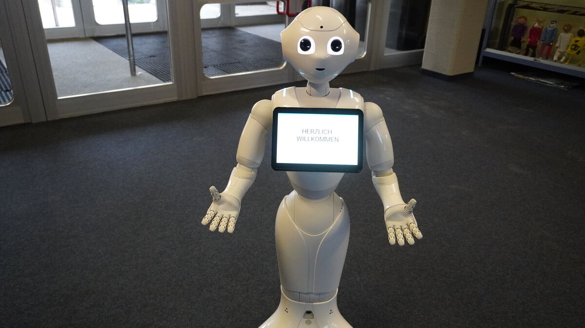 Der Roboter "Pepper" kann aktuell schon Besucher begrüßen und mit ein paar Tänzen erheitern. Foto: Brettschneider