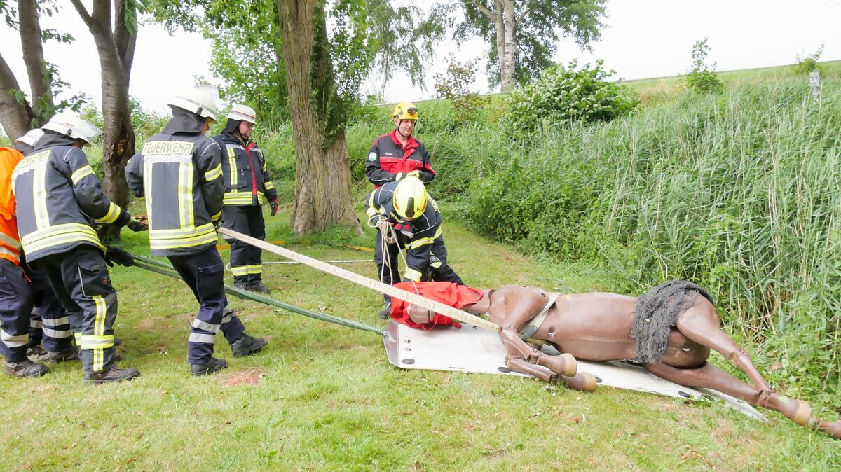 Mithilfe einer speziellen Plastikrettungsmatte wurde ein weiteres Pferd schonend und schmerzfrei aus dem Graben geborgen. Foto: Jürgen Lange