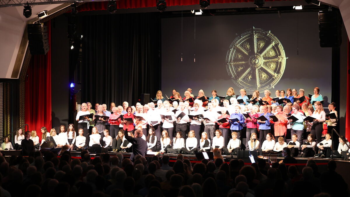 Mitreißende Klänge in der Kugelbake-Halle: Der Cuxhavener Chor erweckt Orffs „Carmina Burana" mit überwältigender Kraft und emotionaler Tiefe zum Leben, während sich das Rad des Schicksals unaufhaltsam dreht. Foto: Potschka