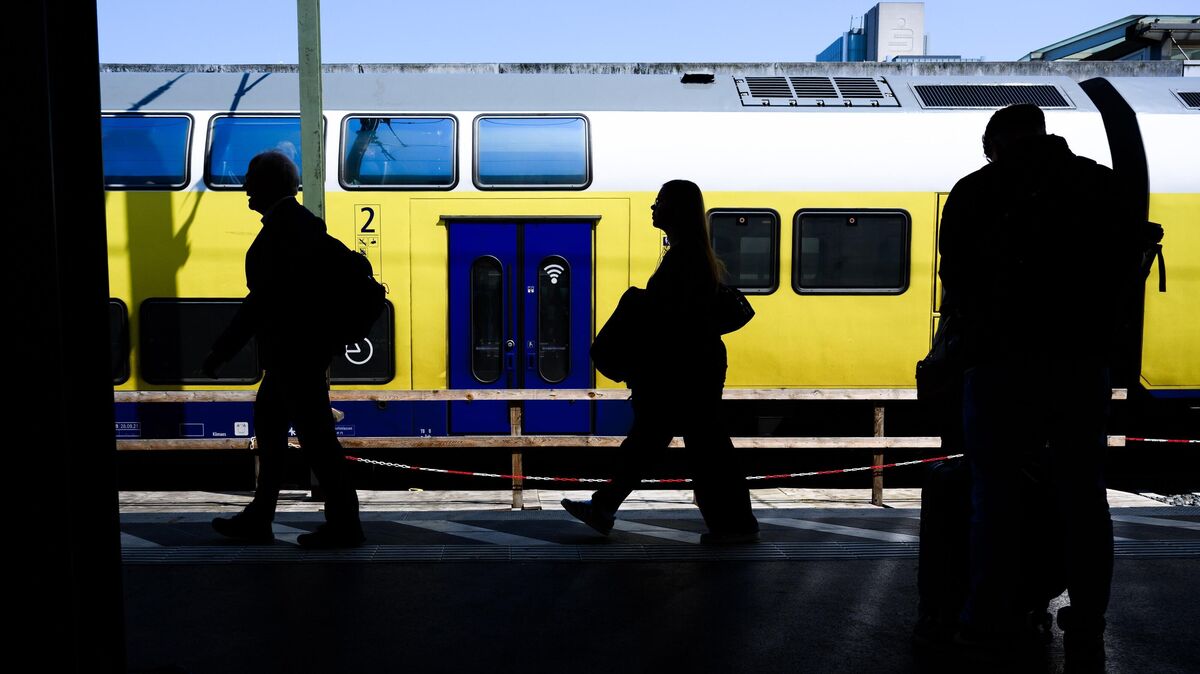 Pendlerfrust am Bahnsteig: Verspätungen und Zugausfälle prägen den Alltag auf der RE5-Strecke zwischen Cuxhaven und Hamburg. Ab Montag drohen weitere Einschränkungen für Reisende. Foto: Stratenschulte/dpa