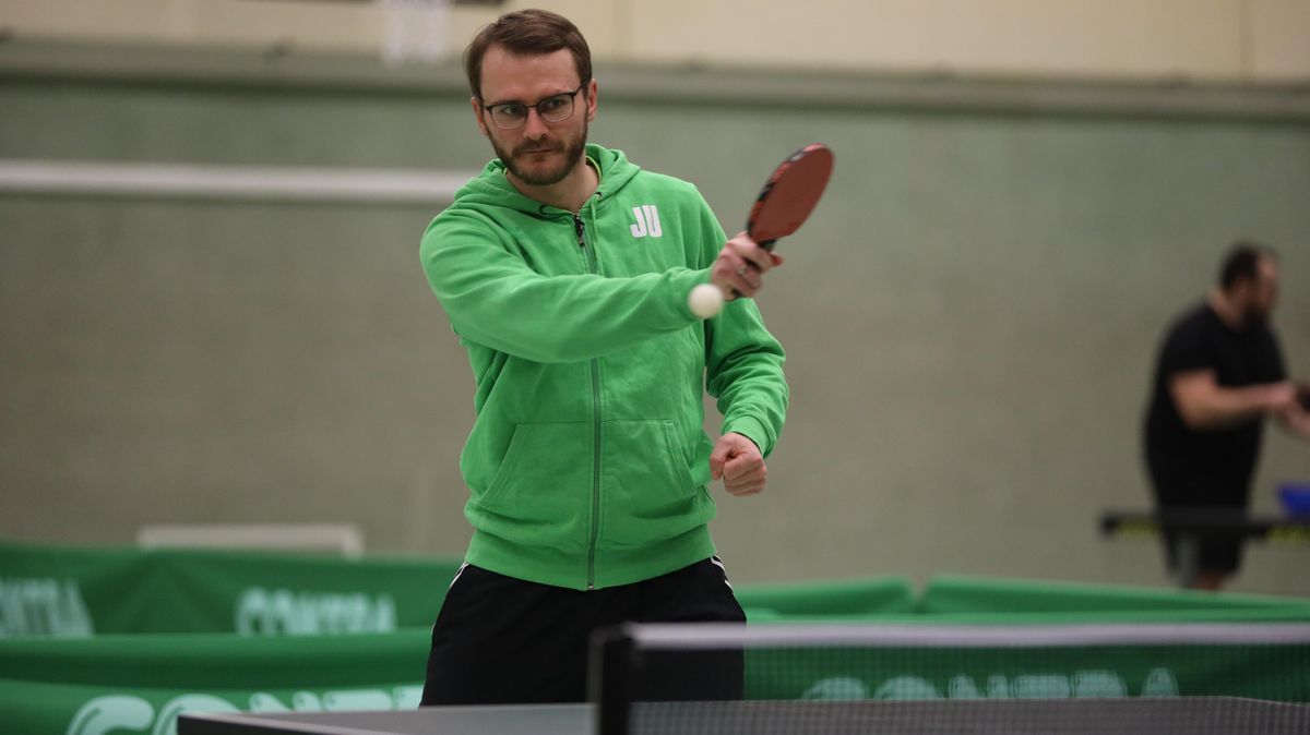 Volle Konzentration: Beim Tischtennis bleiben oft nur Sekundenbruchteile Zeit, um den Ball zurückzuspielen. Foto: Grewe