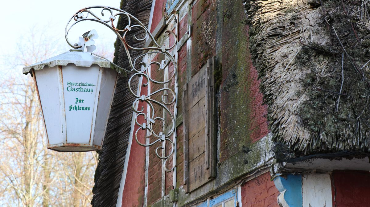 Immer stärker nagt die Zeit an der Bausubstanz des alten Gasthauses "Zur Schleuse". Die Geschichte des Gebäudes reicht bis ins 16. und 17. Jahrhundert zurück. Genau datieren lässt sich der Bau nicht, allerdings gibt es im Gebäude eine Balkeninschrift mit der Jahreszahl 1672. Foto: Mangels