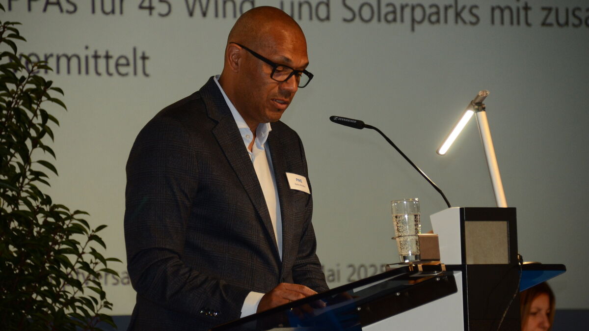 Der neue Vorstandsvorsitzende der PNE AG, Heiko Wuttke, präsentierte den Aktionären bei der Hauptversammlung in der Cuxhavener Kugelbake-Halle den Geschäftsbericht für 2024. Foto: Rohde
