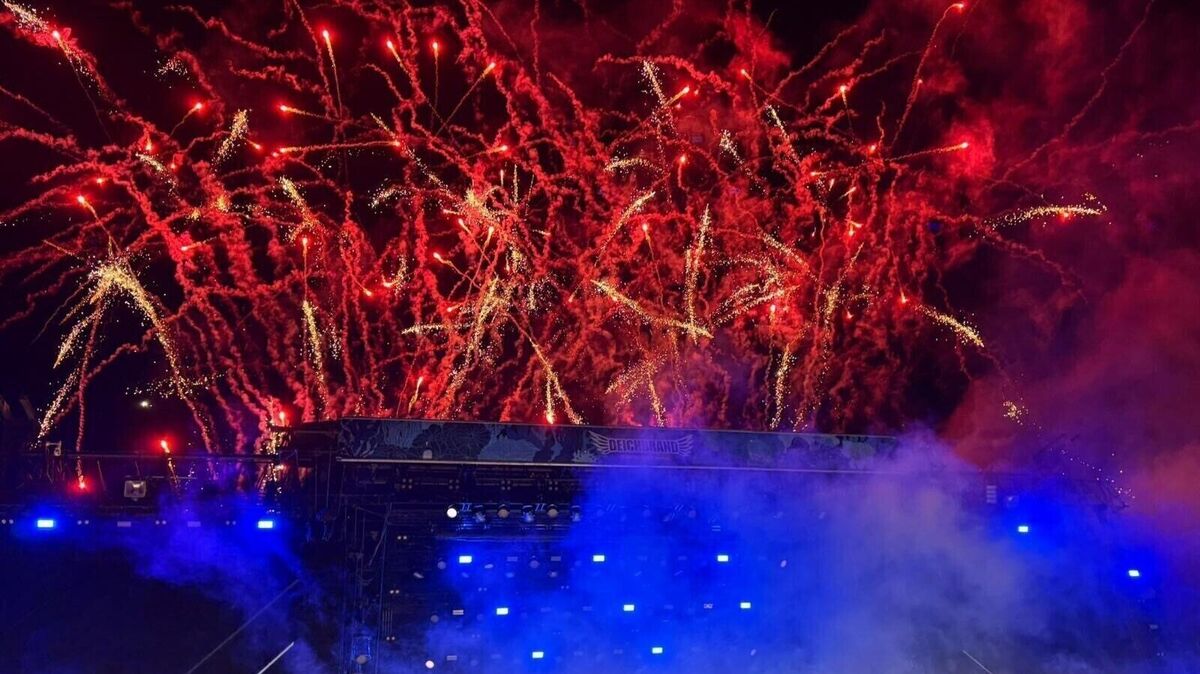 Mit einem Feuerwerk feiert das Deichbrand-Festival seinen 20. Geburtstag. Foto: Kraft