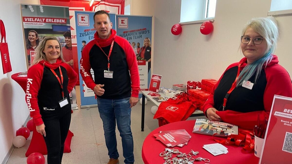 Jeannette Wilde (l.), Thomas Müller und Hanja von der Lieth informieren rund um den Arbeitgeber Kaufland. Foto: Kramp